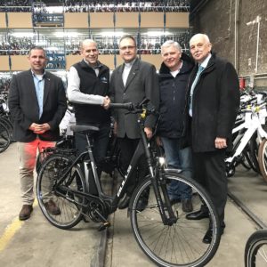 Übergabe des E-Bikes für Pfarrer Arvyds durch Fahrrad Prumbaum